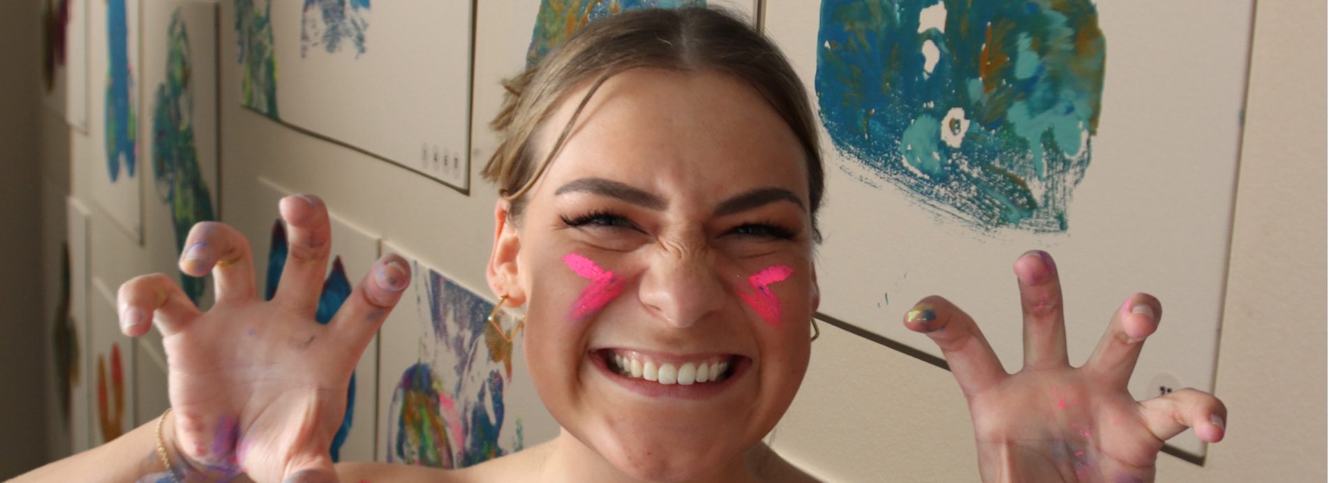 Ein Mitglied aus dem Buusenkollektiv bei einer Aktion Tittie Tints. Hier werden die Brüste der Frauen mit Farbe gemalt.