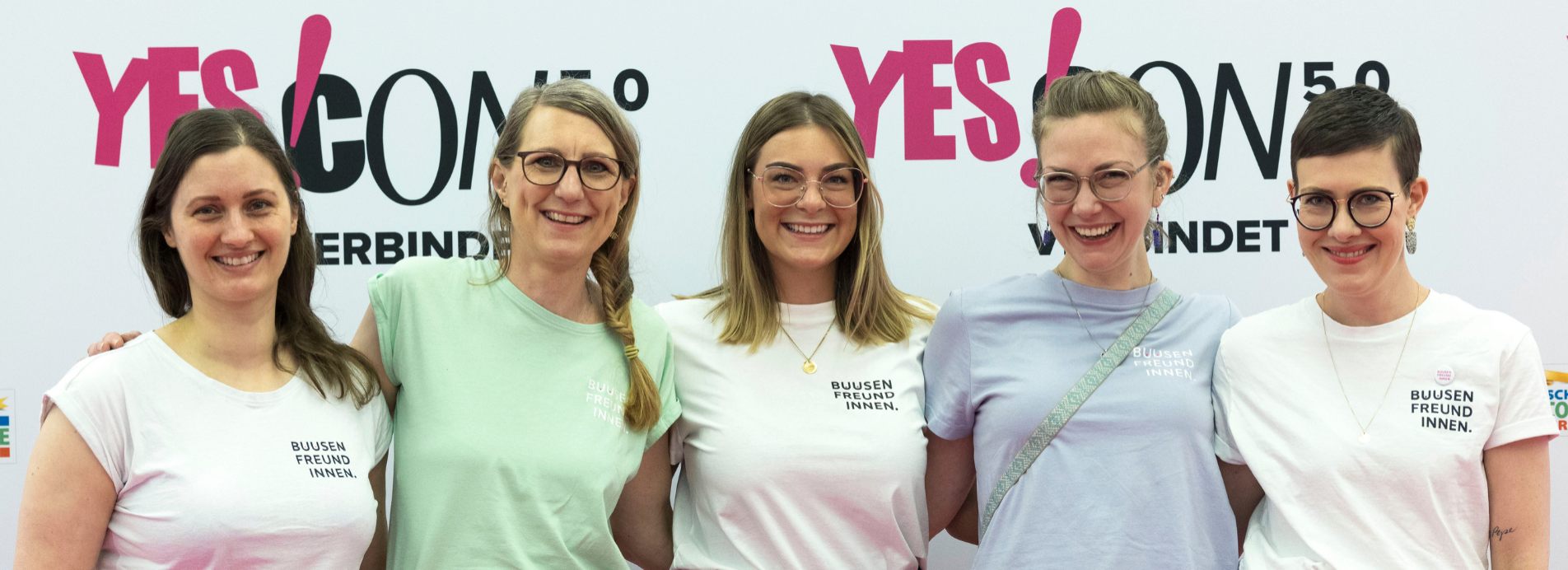 Füns Mitglieder aus dem Buusenkollektiv machen auf der Yes-Con auf Brustkrebs aufmerksam.