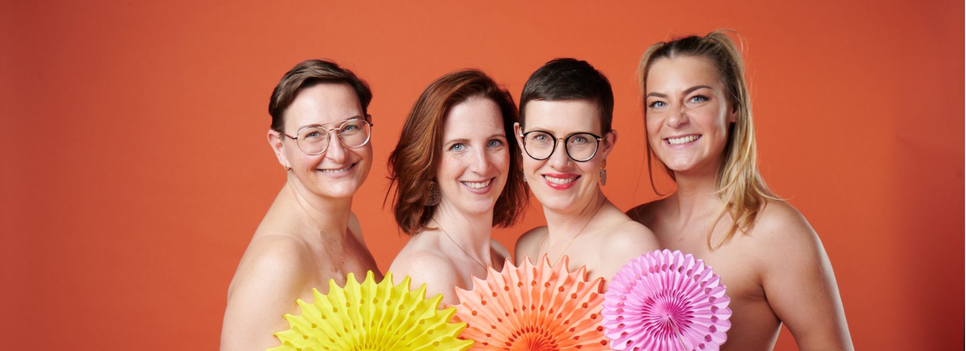 Vier Mitglieder aus dem Buusenkollektiv haben Spaß zusammen bei einem gemeinsamen Fotoshooting.
