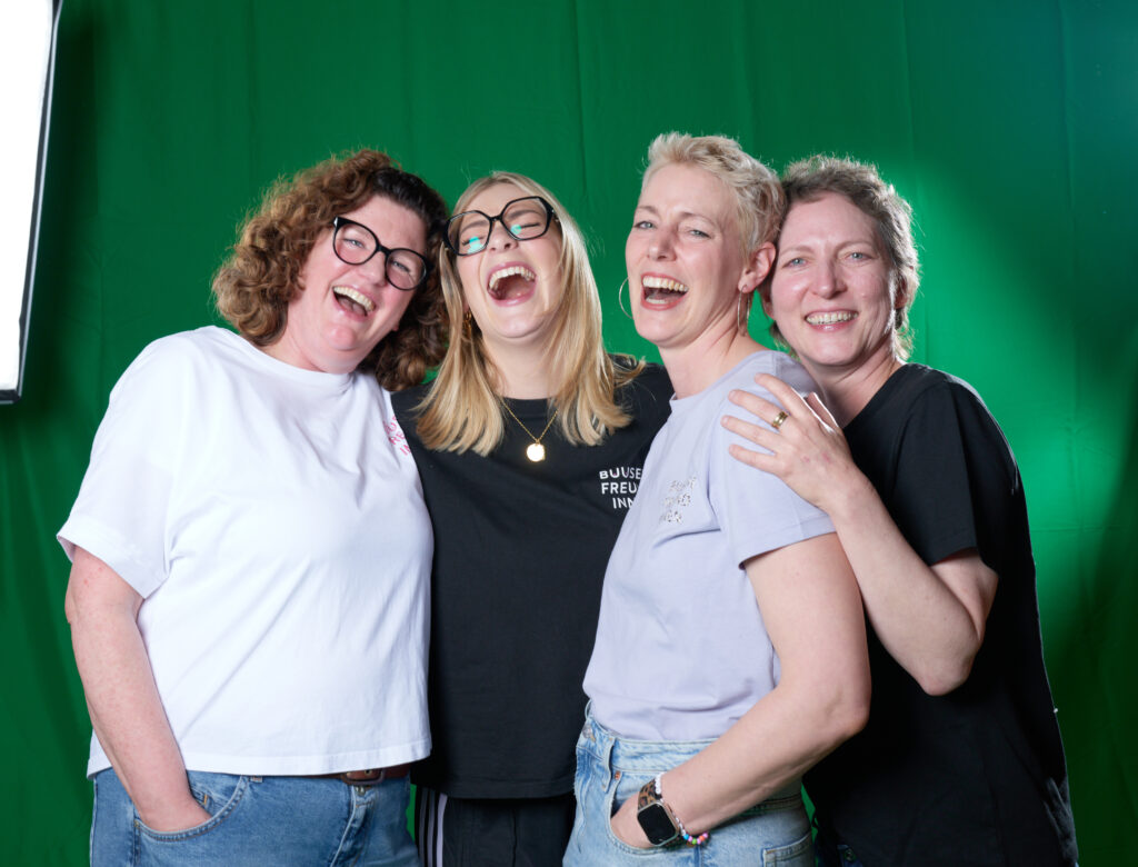 Foto von vier Mitgliedern des Buusenkollektivs