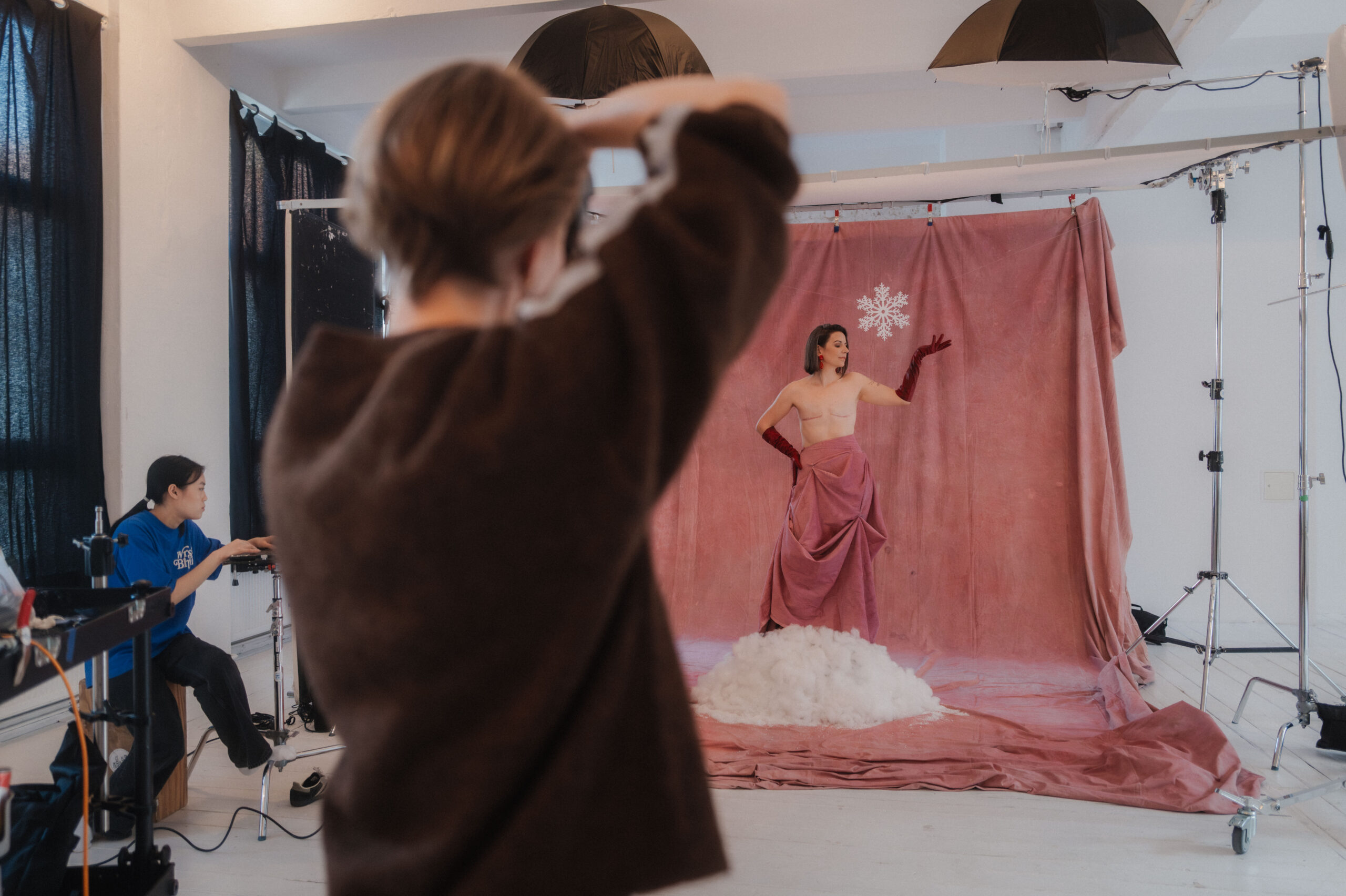 Behind-the-Scenes-Foto vom Shooting zur Brustkrebs-Kampagne Not Your Classic Hero