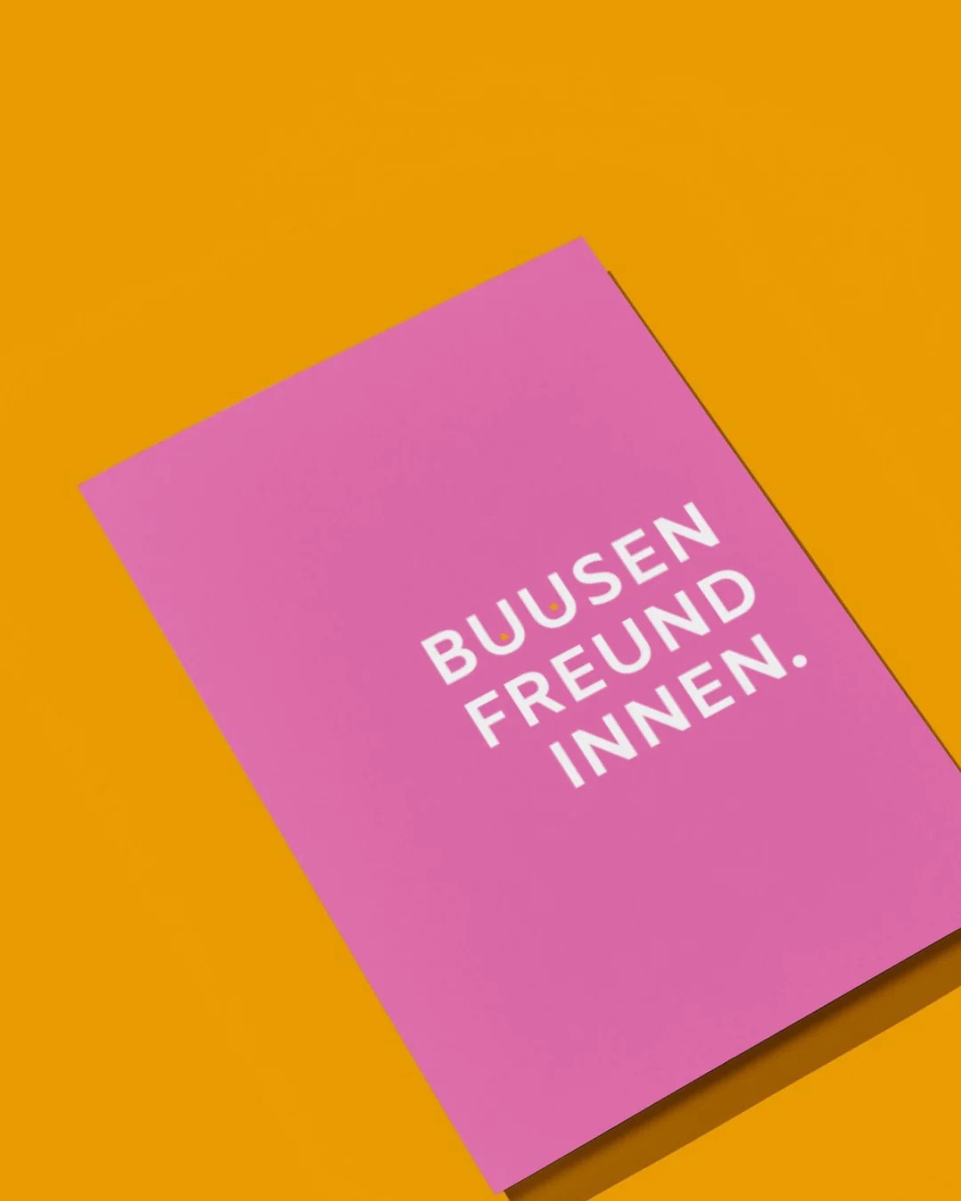 Rosane Karte mit der weißen Aufschrift „Buusenfreundinnen."
