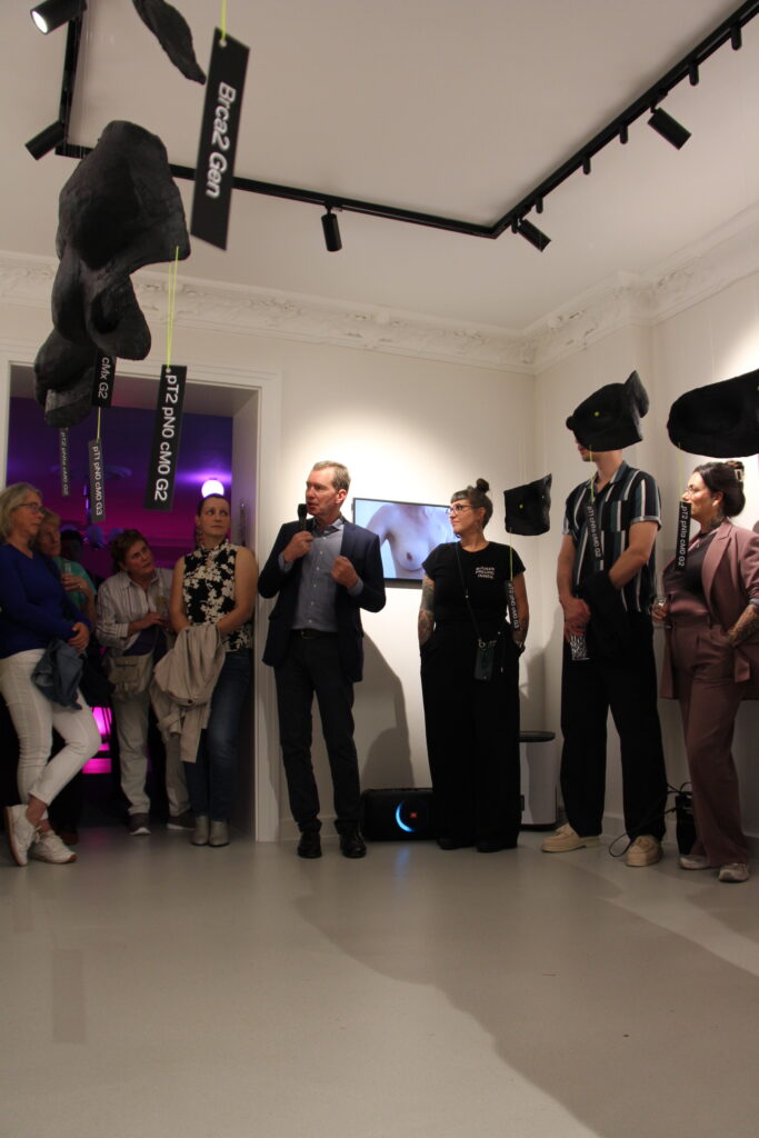 Foto von der Ausstellung einevonACHT.