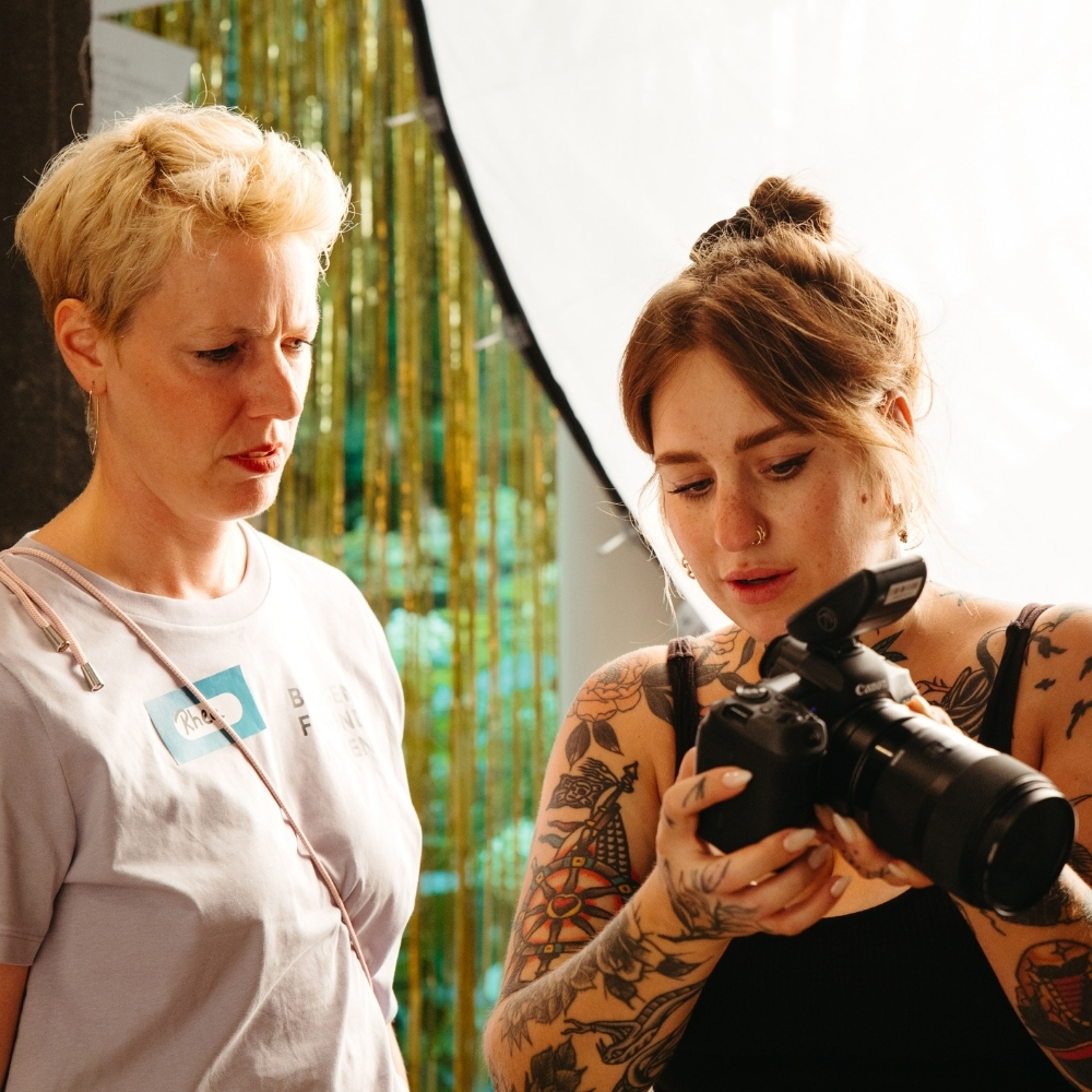 Foto von Rhea Seehaus und der Fotografin Chap Chaplin beim Shooting zu Let Your Scars Shine